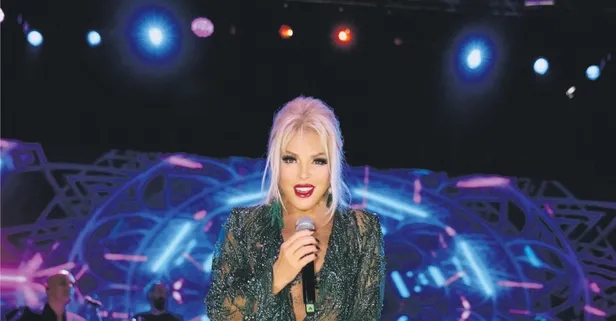 Soğuk hava engel olamadı! Ajda Pekkan, yeşil kıyafetiyle göz doldurdu