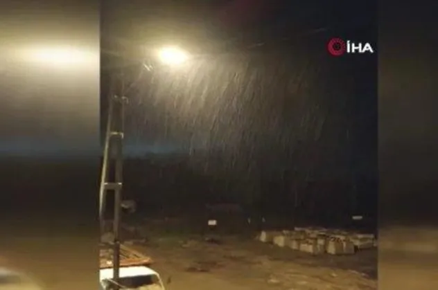 İstanbul'da mevsimin ilk kar yağışı Silivri'nin yüksek kesimlerinde görüldü! Meteoroloji uyarmıştı...
