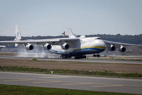 istanbul-havalimaninda-tarihi-gun-dunyanin-en-buyuk-kargo-ucagi-antonov-an-225-indi-1633435521530.jpg