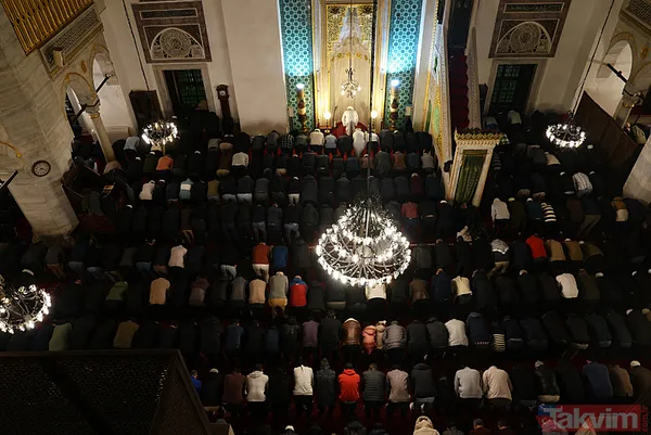 Ramazan ayının ilk teravih namazı kılındı: Vatandaşlar camilere akın etti - 1