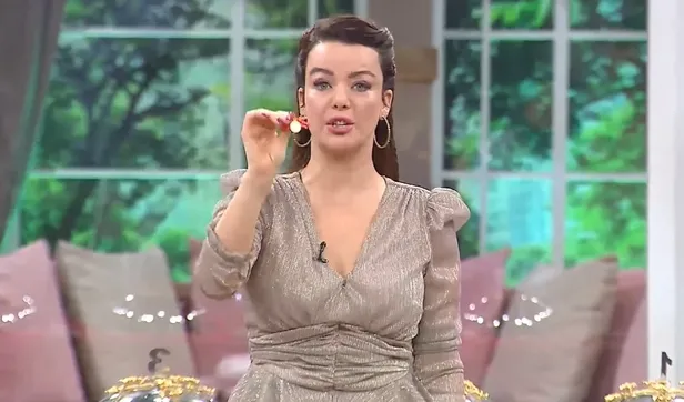 3-mart-cuma-gelinim-mutfakta-kim-elendi-kim-gitti-gelinim-mutfakta-haftanin-birincisi-kim-oldu-5-altin-bilezik-1646396988612.jpg 4 Mart Cuma GELİNİM MUTFAKTA kim elendi, kim gitti? Gelinim Mutfakta haftanın birincisi kim oldu? 5 altın bilezik sahibi...-2