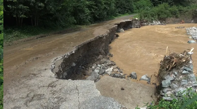 Rize'de 1 ev çöktü, 22 ev boşaltıldı, mahsur kalanlar kurtarıldı - 14