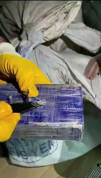 1601791940526.jpg Başkale’de su kolilerinin altına gizlenmiş 27 kilo 794 gram eroin ele geçirildi-2