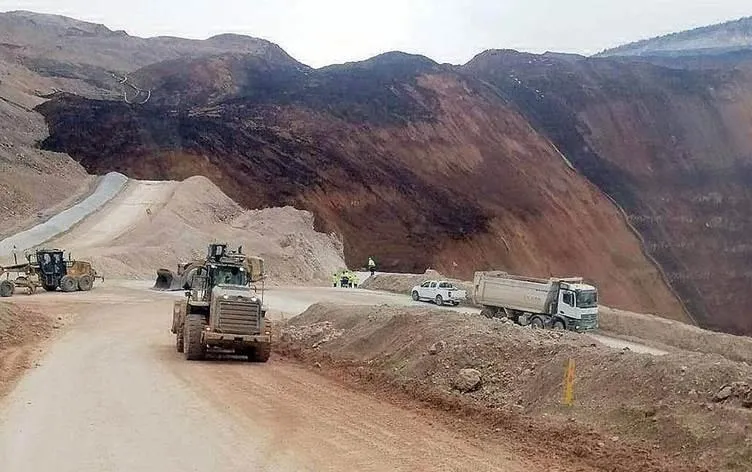 erzincan-ilicteki-maden-faciasi-toprak-altinda-kalan-isci-kalmadi-bugun-toplu-cenaze-namazi-kilinacak-1717998904988.jpeg Erzincan İliç'teki maden faciası| Toprak altında işçi kalmadı! Son yolcuklarına uğurlandılar! Bakan Bayraktar: İmkanları seferber edeceğiz-7