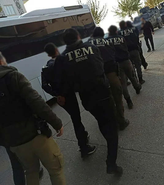 sirnakta-teror-orgutu-pkkkckya-yonelik-operasyon-cok-sayida-gozalti-1607783874007.jpg Şırnak'ta terör örgütü PKK/KCK'ya yönelik operasyon: Çok sayıda gözaltı-2