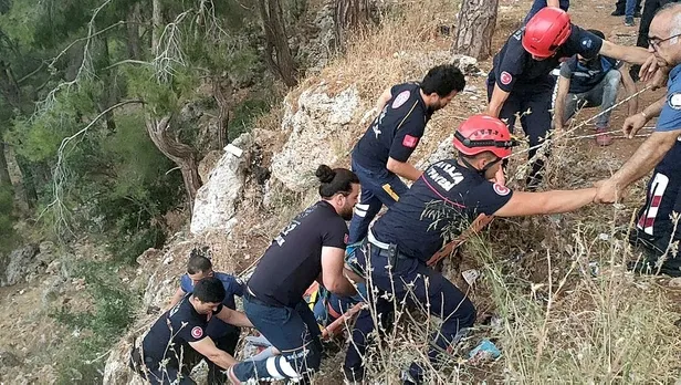Antalya'da facianın eşiğinden dönüldü! Manzarayı seyreden adam 20 metre aşağı çakıldı-6
