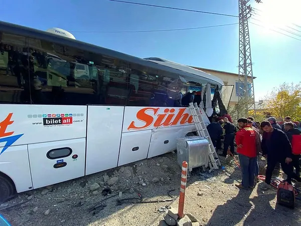 kayseride-kamyonetle-carpisan-yolcu-otobusu-evin-duvarina-carpti-1-olu-cok-sayida-yarali-var-1636363292709.jpg Kayseri'de kamyonetle çarpışan yolcu otobüsü evin duvarına çarptı: 1 ölü, çok sayıda yaralı var-6