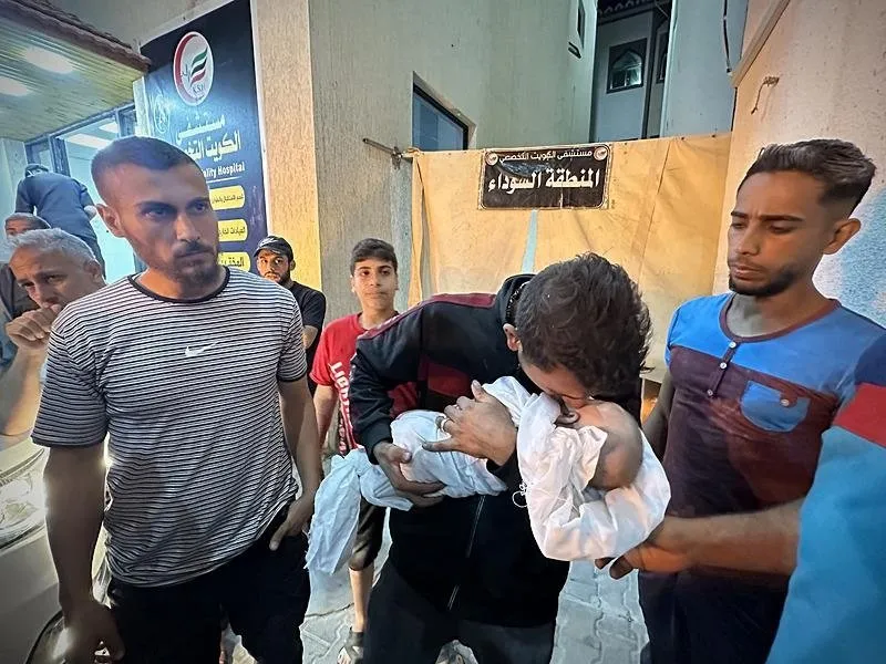 Refah kentine düzenlenen saldırıda Kışta ailesinden 4 aylık bir bebek hayatını kaybetti. Bebeğin yakınları üzüntü yaşadı. (7 Mayıs 2024)