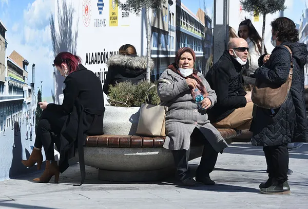 cok-yuksek-riskli-grupta-yer-alan-konyada-gunesli-hava-koronavirus-salginini-unutturdu-1615650964132.jpg 'Çok yüksek riskli' grupta yer alan Konya'da, güneşli hava koronavirüs salgınını unutturdu-2