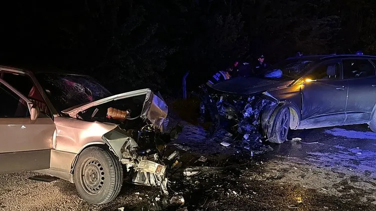 İZLE I Tokat’ta facia gibi kaza: Kafa kafaya çarpışan araçlarda 7 kişi yaralandı