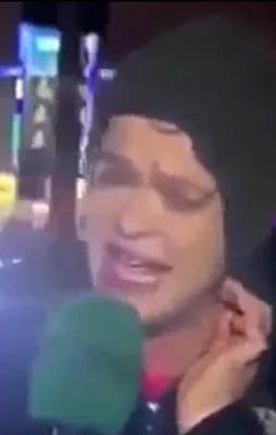 Muhabirin suratına tabela çarptı