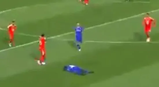1616311095869.jpg Galatasaray'ın eski yıldızı Bafetimbi Gomis korkuttu! Maç esnasında bir anda yere yığıldı-1