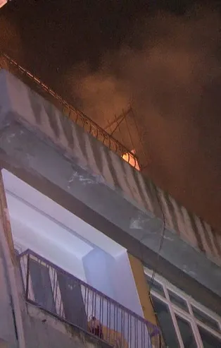 Fatih'te korkutan yangın! Turistler bavullarıyla sokağa döküldü