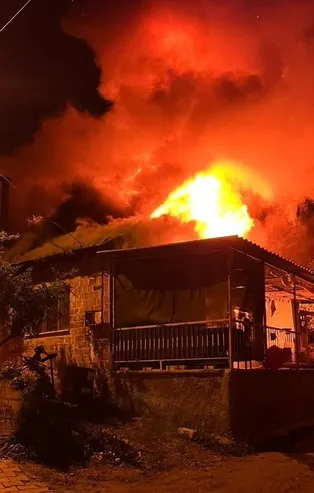 Çay demlemek isterken ev alev aldı