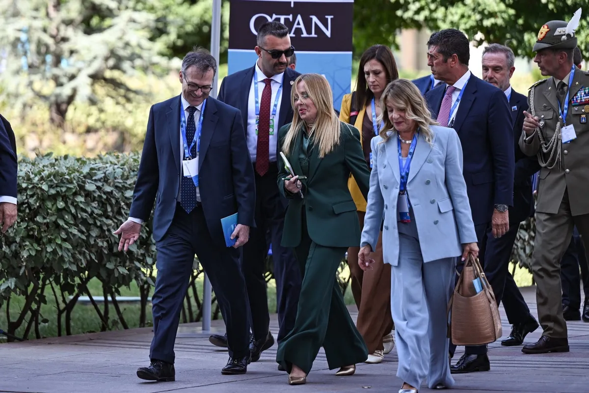 NATO Zirvesi’nde kare kare mesaj: Ayakkabıdan turkuaz halıya çarpıcı analiz-4
