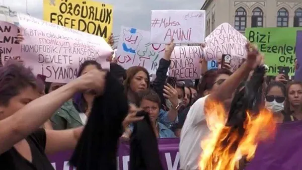 Kadıköy’de çirkin provokasyon! Özgürlük diye bağırıp çarşaf ve başörtüsü yaktılar-2