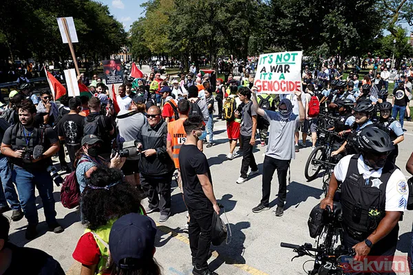 Kamala Harris'in adaylığını ilan edeceği Demokrat Parti Kongresi'nde yüzlerce Filistin destekçisi protesto düzenledi - 21