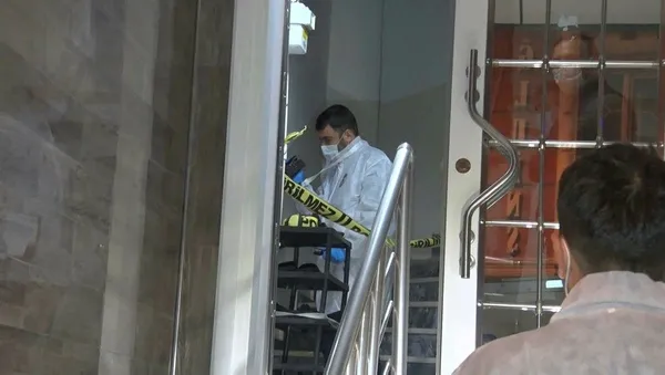 Küçükçekmece'de kadın cinayeti: Tartıştığı karısını defalarca bıçaklayıp öldürdü-1