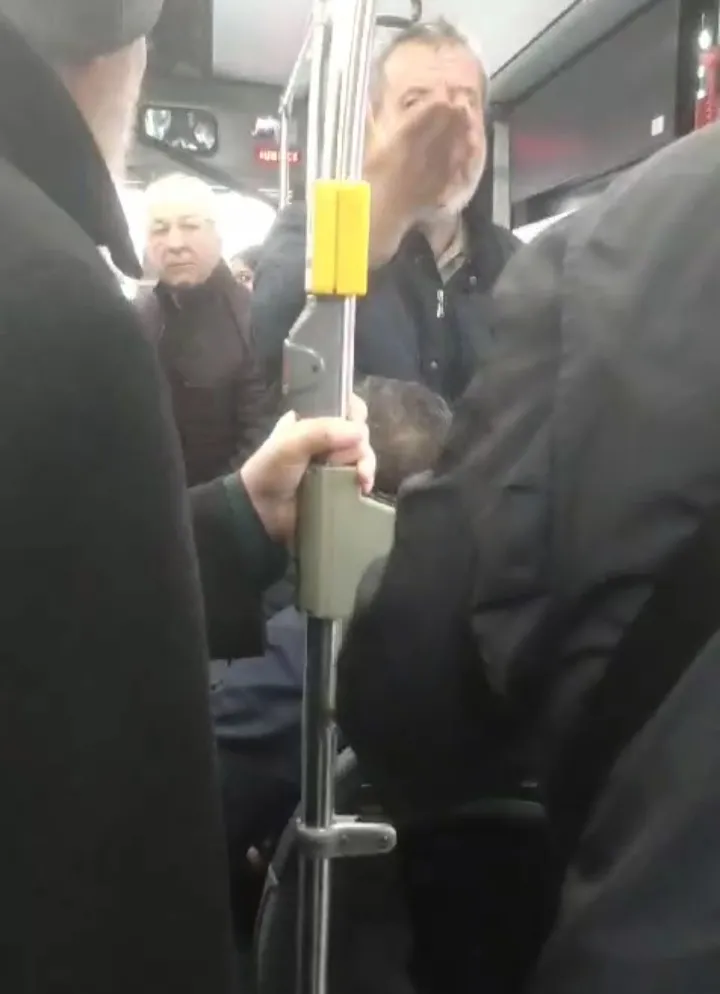 iett-otobusunde-olay-soforden-yolcuya-tehdit-boksorum-ben-1711442233768.jpg İETT otobüsünde olay! Şoförden yolcuya tehdit: Boksörüm ben-3