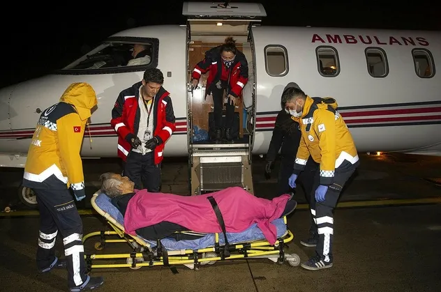 Almanya'da yeterli sağlık hizmeti alamayan Ahmet Demiray ambulans uçakla İstanbul'a getirildi