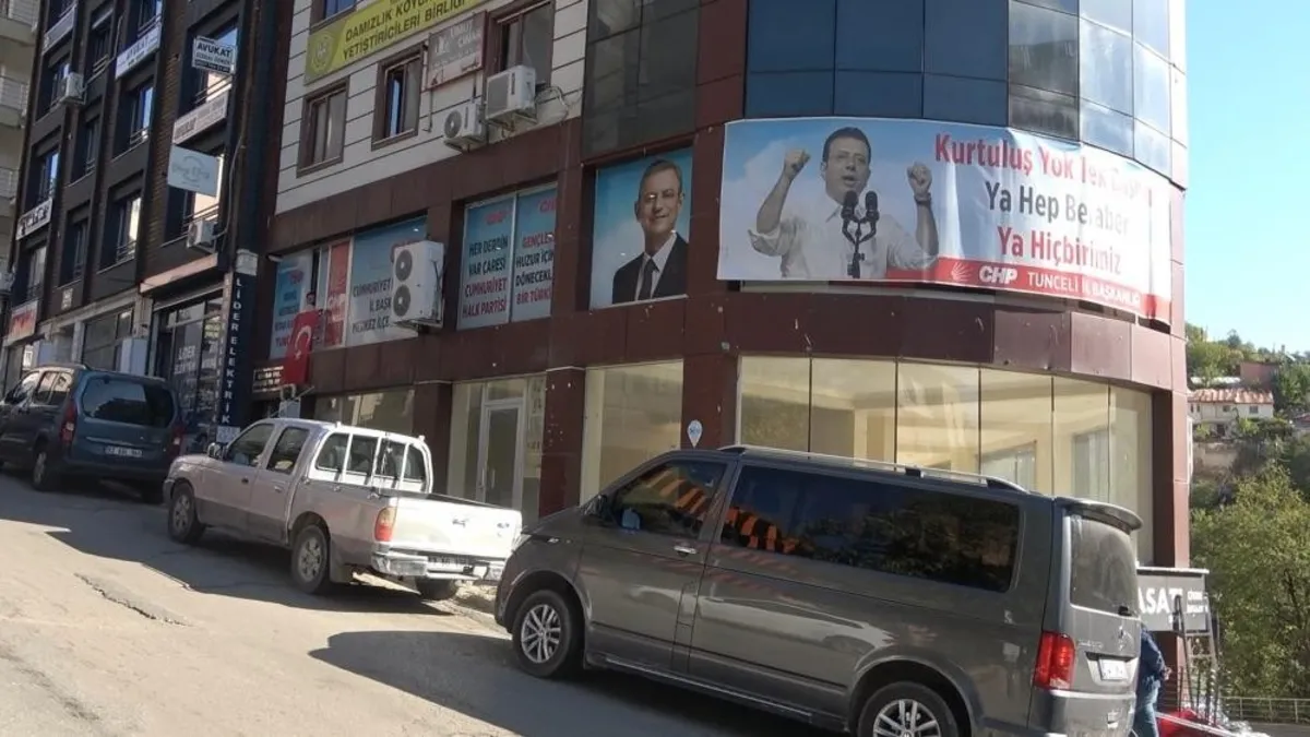 CHP'liler yine birbirlerine düştü! Tunceli'de isyan bayrağı: İl başkanı ve yönetim kendilerini binaya kilitleyip eylem başlattı