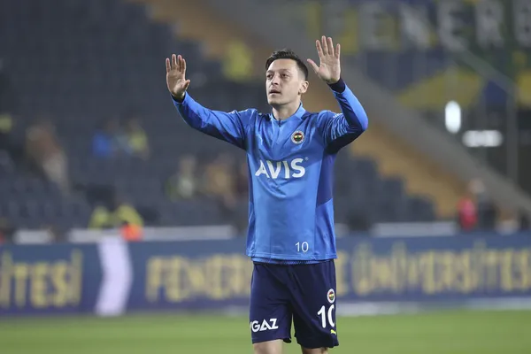 mesut-ozil-resmen-basaksehirde-imza-toreninde-fenerbahce-sozleri-1657791247562.jpg