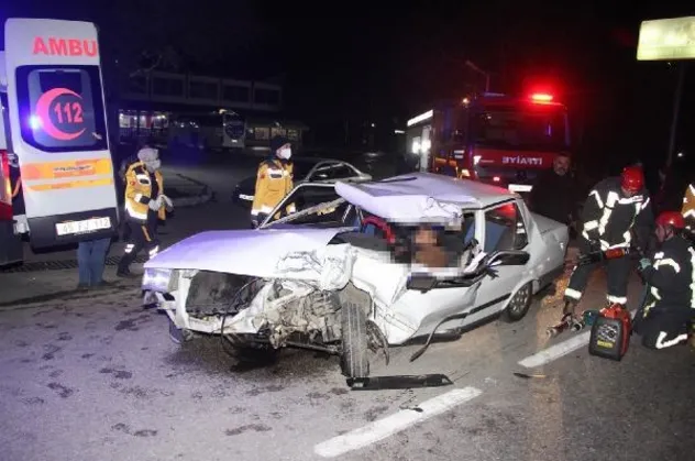 Manisa'da korkunç son! TIR'a çarpan otomobilin sürücüsü öldü