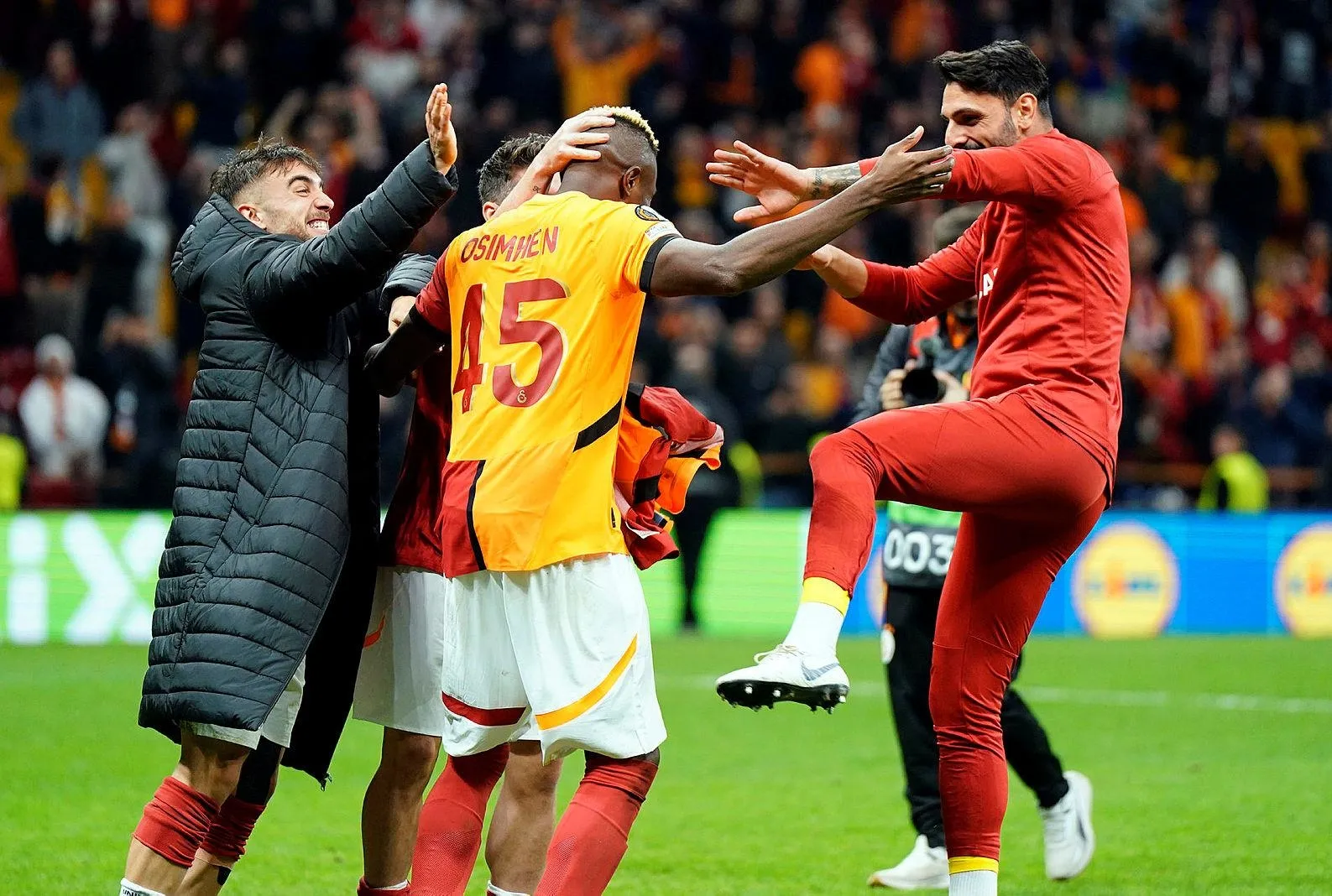Osimhen’i Galatasaray’a o getirecek!