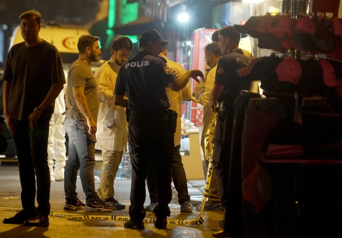 1787121300723.jpeg Fatih'te komşu iki esnaf arasında silahlı kavga: Pompalı tüfekle vurulan 1 kişi hayatını kaybetti-6