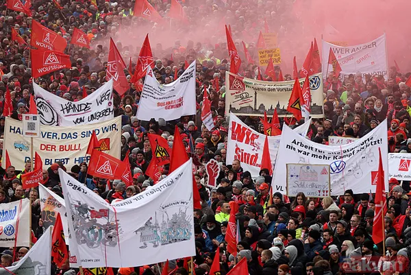 Alman otomotiv devi Volkswagen iflasın eşiğinde! Çalışanlar isyanda: Tabutunu kaldırdılar - 2