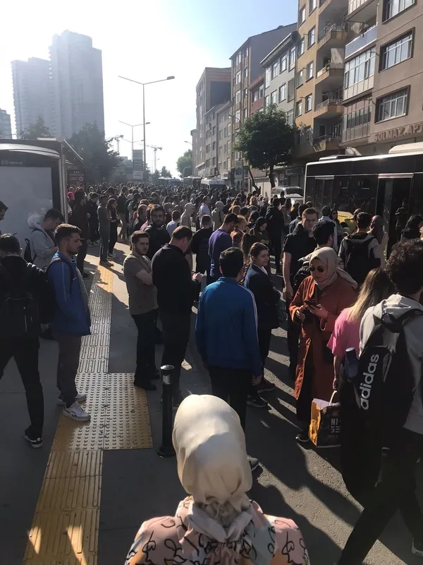 Değişmeyen manzara: Üsküdar-Çekmeköy metrosunda seferler durdu! Vatandaşlar isyan etti-5