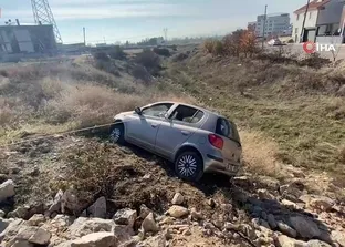 Çorum’da yoldan çıkan otomobil asılı kaldı