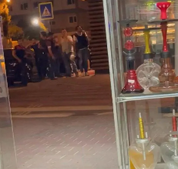 fatih-kocamustafapasada-cocuklarini-rehin-aldiktan-sonra-pompali-tufekle-etrafa-ates-acan-sahis-gozaltina-alindi-1627937563632.jpeg Fatih Kocamustafapaşa'da çocuklarını rehin aldıktan sonra pompalı tüfekle etrafa ateş açan şahıs gözaltına alındı!-4