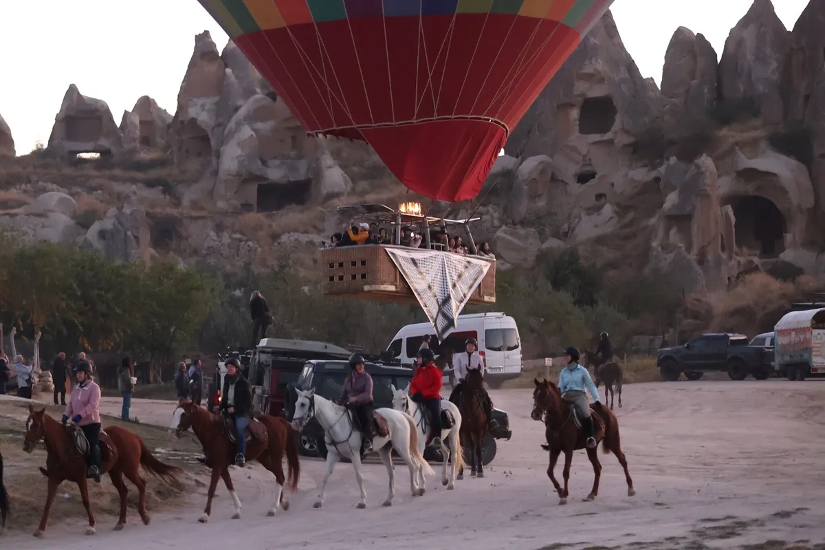 1791613799763.jpeg Kapadokya’da Gazze mesajı! Sıcak hava balonları kefiyelerle gökyüzüne yükseldi-8