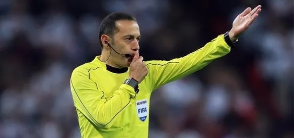 UEFA Şampiyonlar Ligi'nde Juventus ile Barcelona arasındaki final maçını yöneten hakem Cüneyt Çakır, UEFA kulüp organizasyonlarında final yöneten ilk Türk hakem unvanını aldı