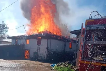 Çankırı'da köy evi cayır cayır yandı! Evden geriye eser kalmadı!
