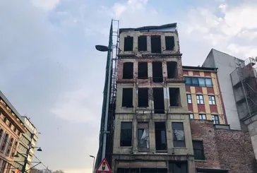 Karaköy’de bir binada çökme! Tramvay seferleri durduruldu