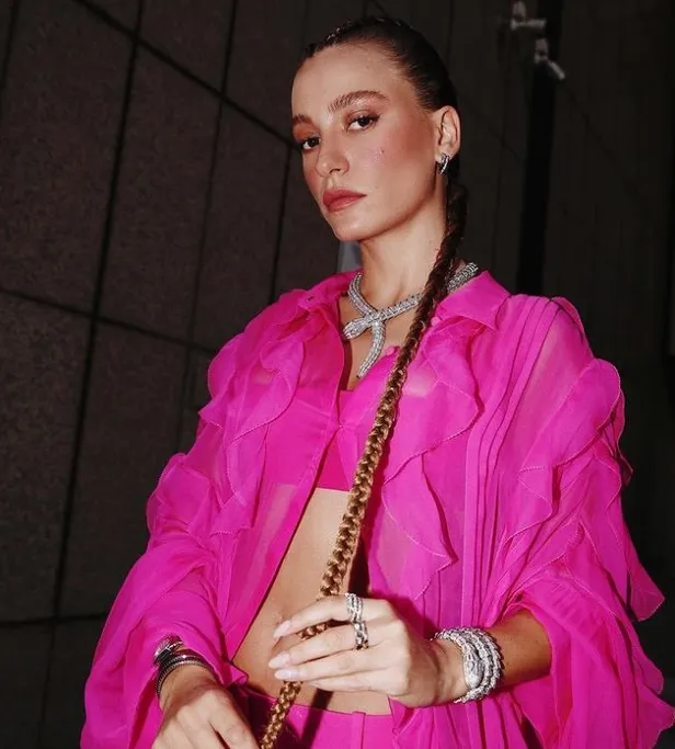 odul-toreninde-serenay-sarikaya-ve-hande-ercel-siklik-yarisina-girdi-gulsen-ise-tuhaf-makyajiyla-sosyal-medyad-1654023243560.jpeg Ödül töreninde Serenay Sarıkaya ve Hande Erçel adeta şıklık yarışına girdi! Geceye ise 5.5 milyonluk takılar damga vurdu-2