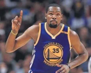 Kevin Durant futbola el attı!
