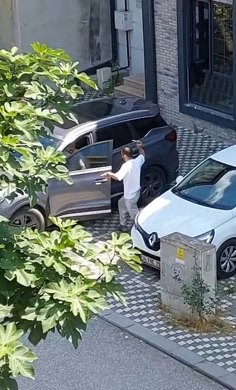 sakaryada-park-yeri-kavgasi-bicakli-saldiri-kamerada-1783433417987.jpeg Sakarya'da park yeri kavgası: Bıçaklı saldırı kamerada-4