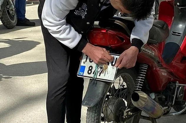 Polis ekipleri bile şaşkına döndü! "Bu kadarı da olmaz" dedirten olay! Plakasını bakın nasıl değiştirdi