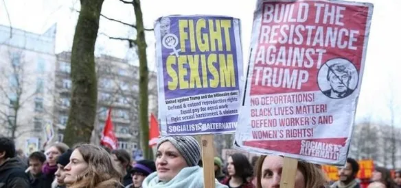 Belçika'nın başkenti Brüksel'de yüzlerce kişi, ABD Başkanı Donald Trump'ın 7 İslam ülkesinin vatandaşlarına getirdiği vize yasağına karşı gösteri düzenledi