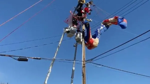 ABD’de şaşkınlık yaratan olay: Noel Baba'nın paraşütü elektrik tellerine dolaştı! Kurtarma anları kamerada-1