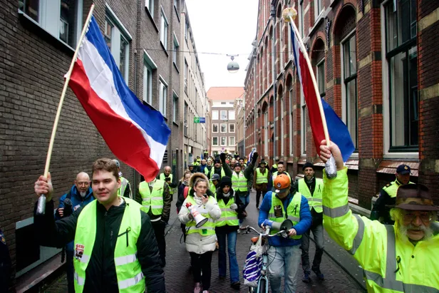 Hollanda'da "sarı yelekliler" hükümeti protesto etti-2