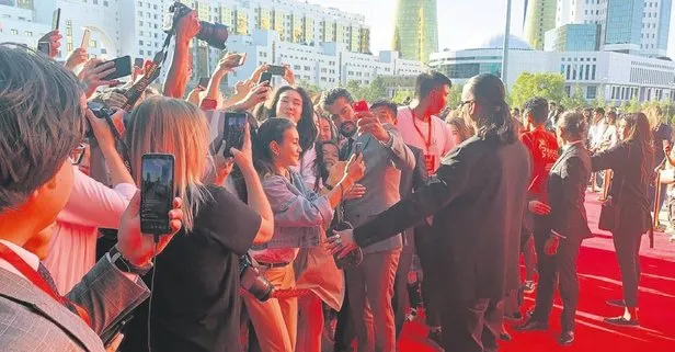 Kazak hayranları Burak Özçivit ile selfie çekebilmek için birbirleriyle yarıştı