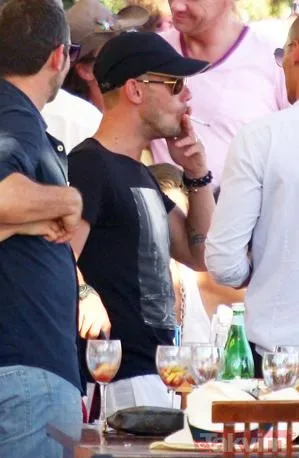 Sakatlığı bulunan Max Kruse Almanya'da nargile-kumar keyfi yaptı - 21