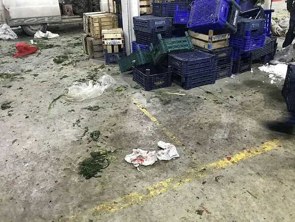 husumetli-pazarci-esnafi-arasinda-bicakli-kavga-yaralilar-var-1610999980949.jpg Husumetli pazarcı esnafı arasında bıçaklı kavga: Yaralılar var-2