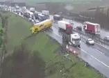TEM'de feci kaza! Tır bariyerlere girdi trafik felç oldu
