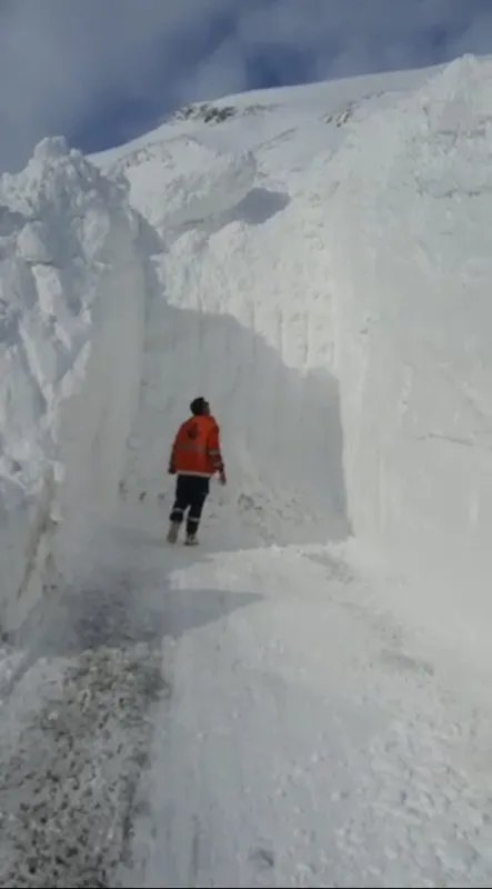 40 gün kapalı kaldıktan sonra açılan Van-Bahçesaray yolu dün gece çığ düşmesi nedeniyle yine ulaşıma kapandı