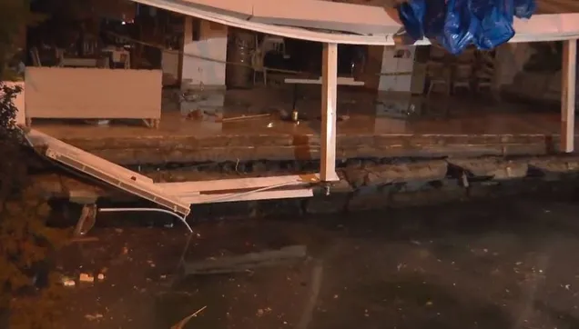 İstanbul'da talihsiz anlar... Müşteriler denize düştü!
